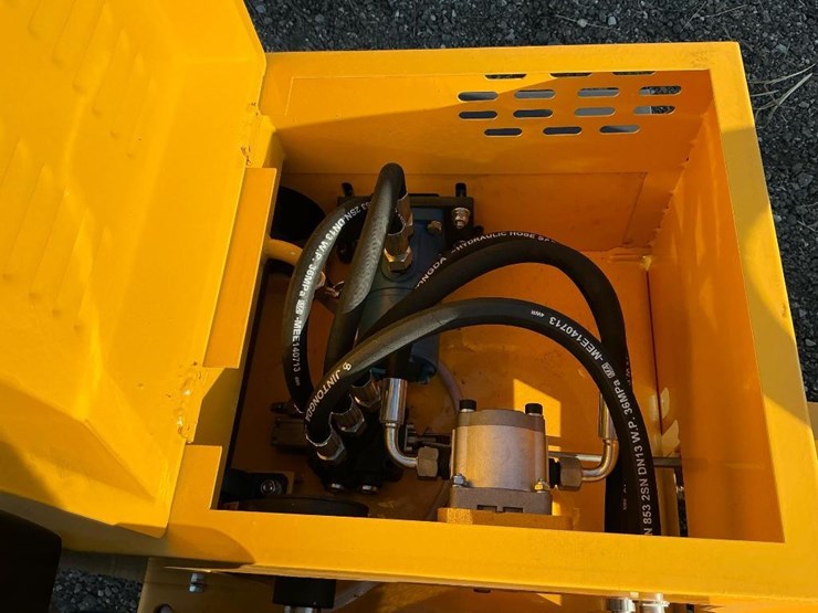 #1251-•-unused-future-ft850-ride-on-roller-image-22