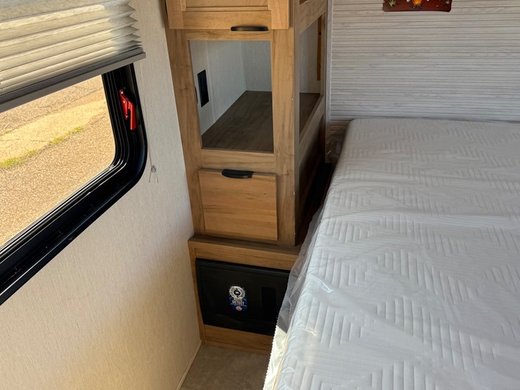 #6895-•-2024-forrest-river-timberwolf-mini-loft-camper-image-44