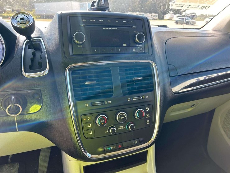 2012-dodge-grand-caravan-sxt-image-17