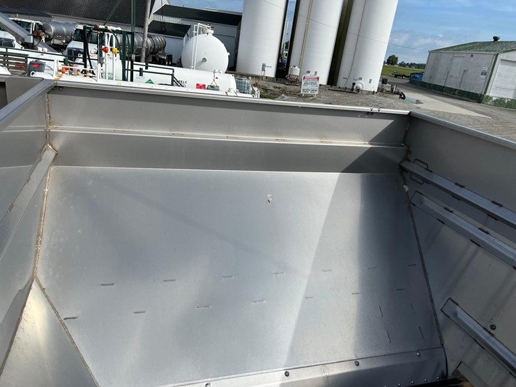 2019-terragator-7300-spinner-truck-image-85