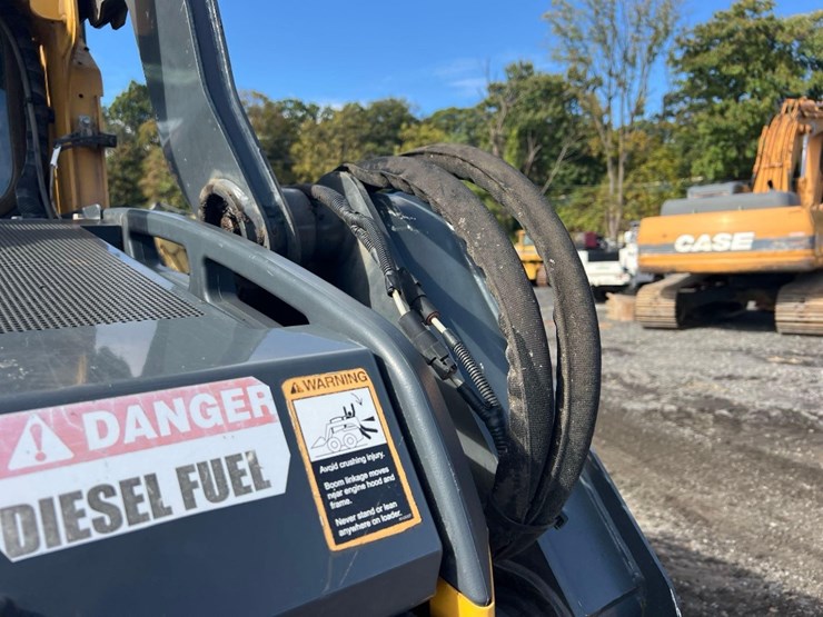 2016-deere-323e-image-18