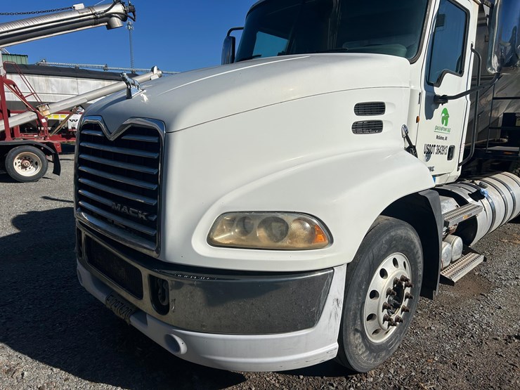2011-mack-tender-truck-w/adams-rear-discharge-bed-auger-image-3