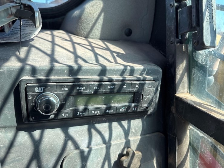 2022-caterpillar-246d3-image-31