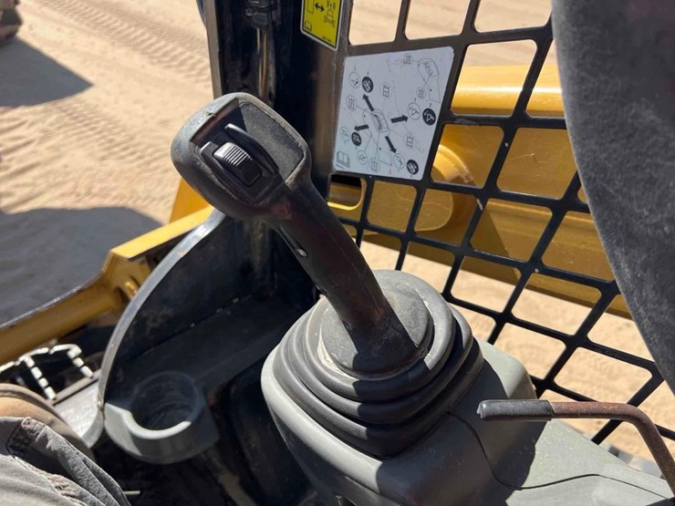 2019-caterpillar-259d-image-26