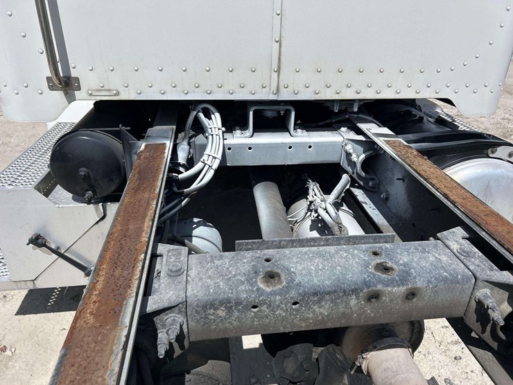 2009-peterbilt-335-image-10