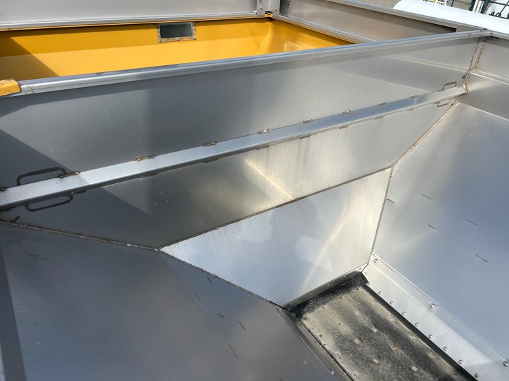 2019-terragator-7300-spinner-truck-image-87