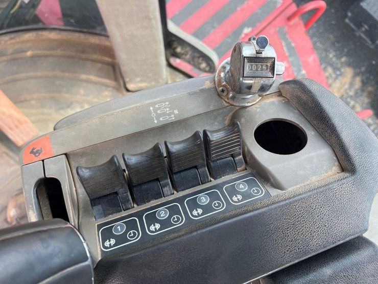 2019-case-ih-580s-quad-trac-tractor-image-34