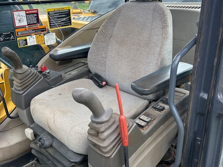 2011-deere-120d-image-23