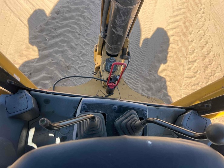 2020-caterpillar-416-image-37