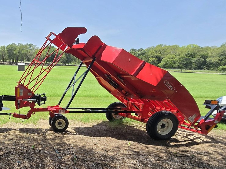 kuhns-ae10-small-square-bale-accumulator---10-bale-efficient-handling-system-image-2