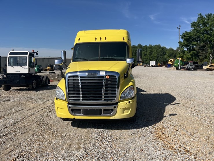 #2881-•-2018-freightliner-ca125slp-mid-roof-sleeper-truck-image-10