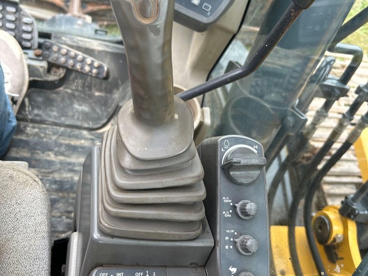 2011-deere-120d-image-24