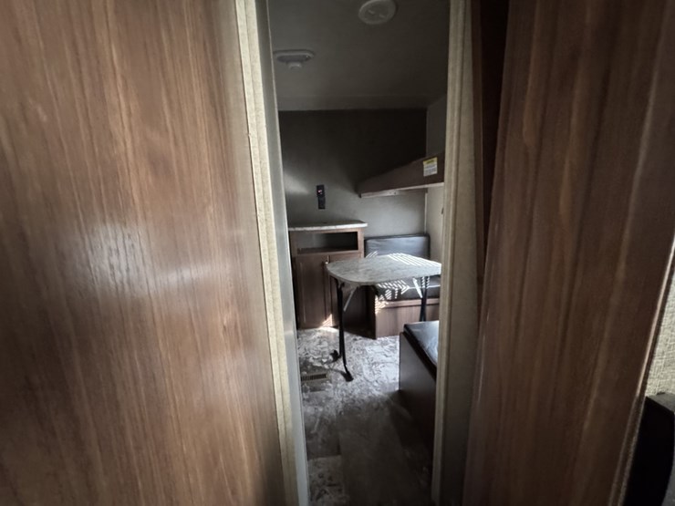 #4621-•-2011-hrv-qb300-pioneer-camper-image-9