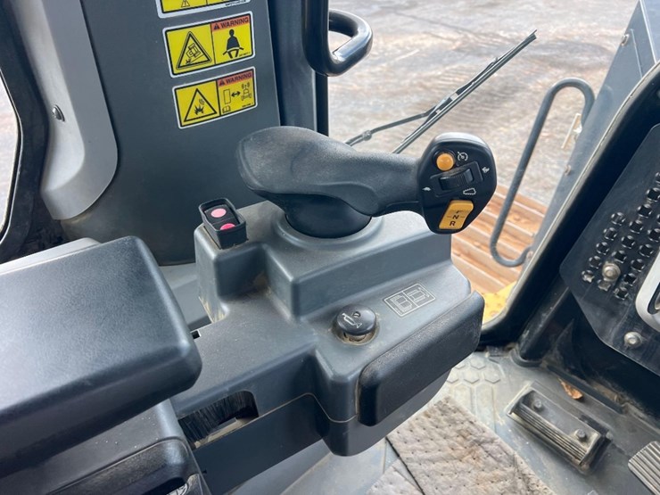 2015-caterpillar-d7e-lgp-image-27