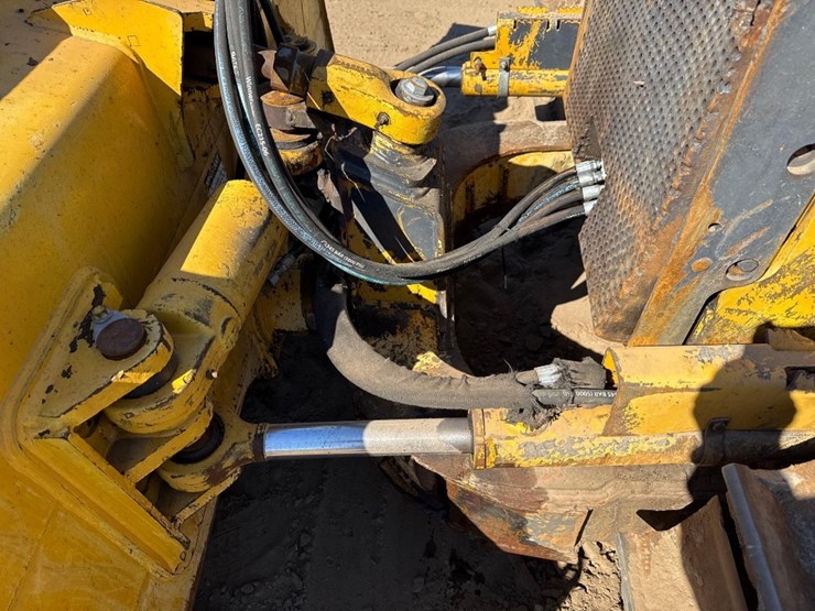 2006-deere-650j-xlt-image-23