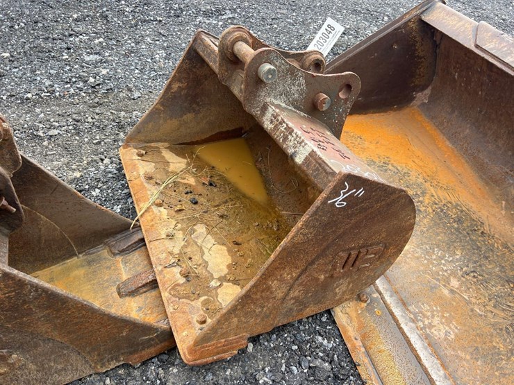 wb-36"-pin-on-ditcher-bucket-image-1