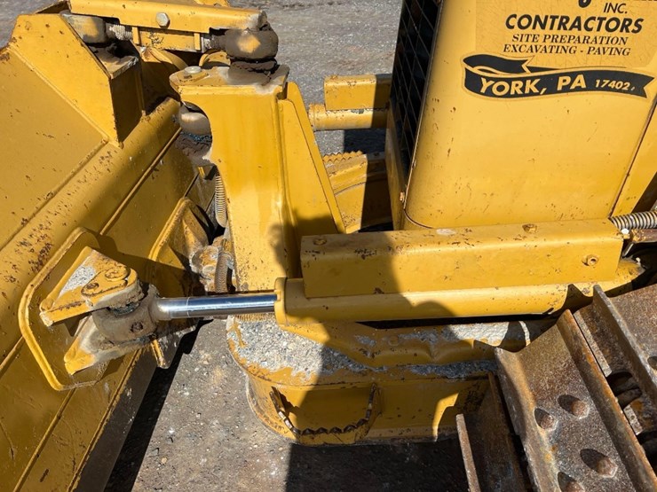 2003-caterpillar-d3g-xl-image-27