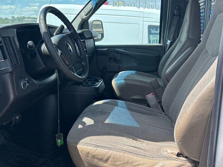 2010-chevy-express-van-image-13