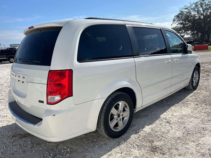 2012-dodge-grand-caravan-sxt-image-3