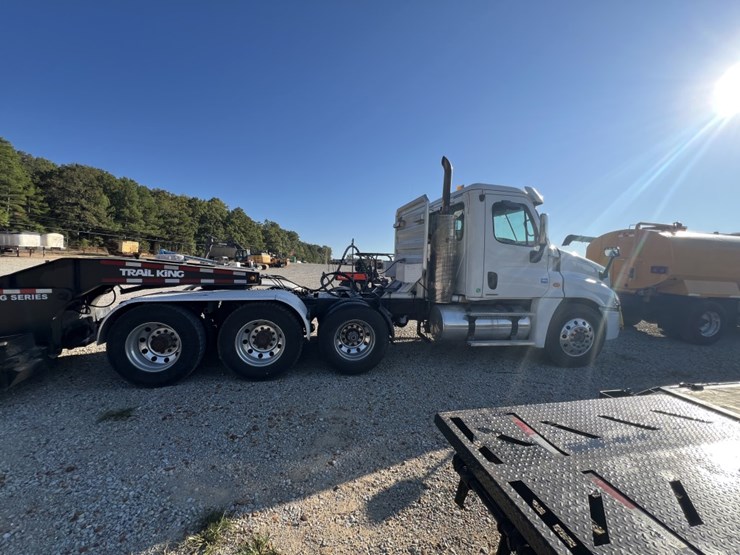 #4766-•-2010-freightliner-cascadia-day-cab-tri-axle-heavy-image-9