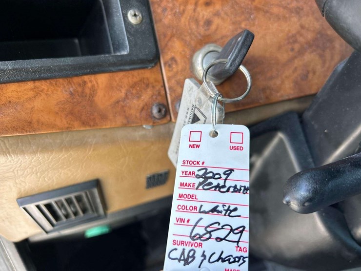 2009-peterbilt-335-image-26