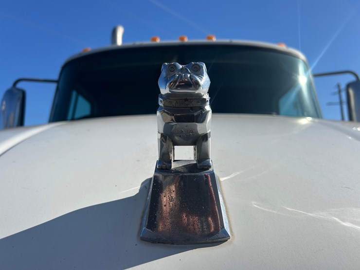 2011-mack-tender-truck-w/adams-rear-discharge-bed-auger-image-24