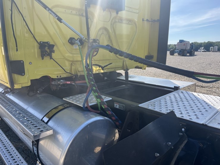 #2881-•-2018-freightliner-ca125slp-mid-roof-sleeper-truck-image-19