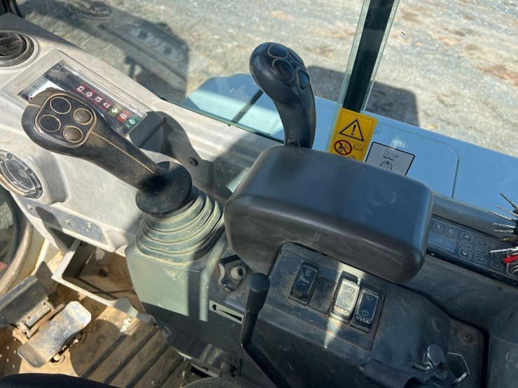 2013-takeuchi-tb235-image-27