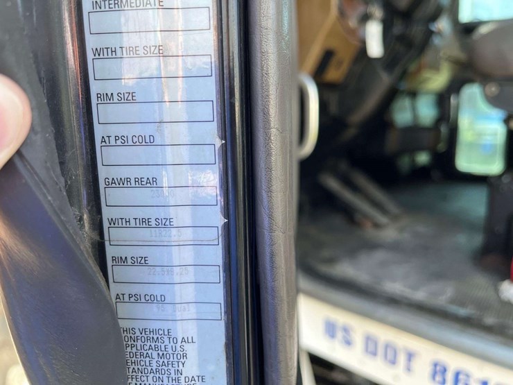 2009-peterbilt-335-image-28