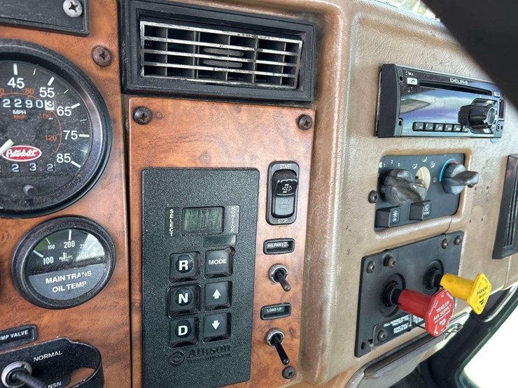 2009-peterbilt-335-image-19