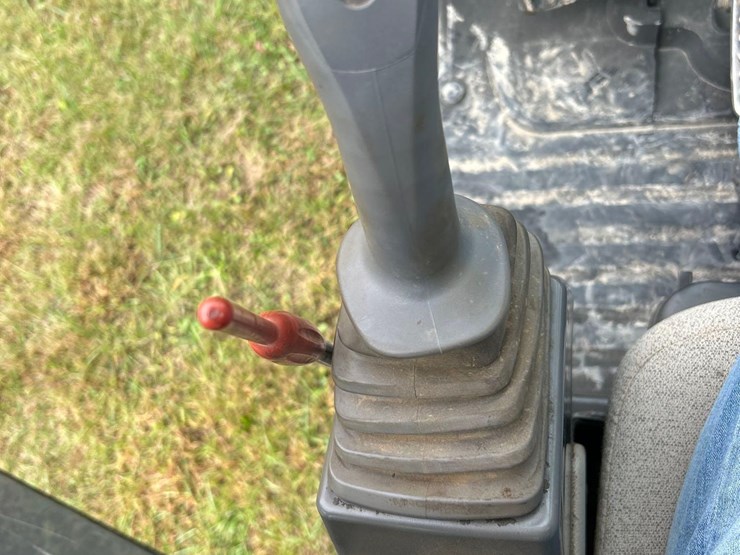 2011-deere-120d-image-25