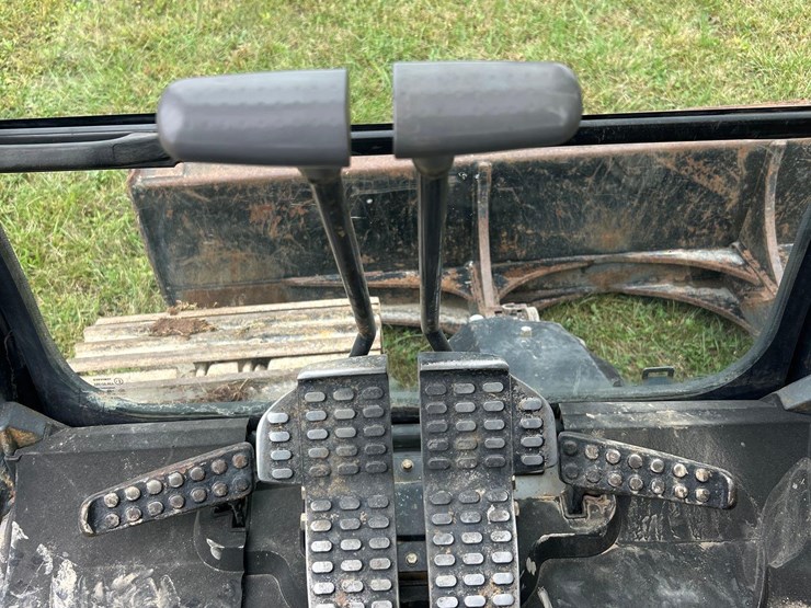 2011-deere-120d-image-26