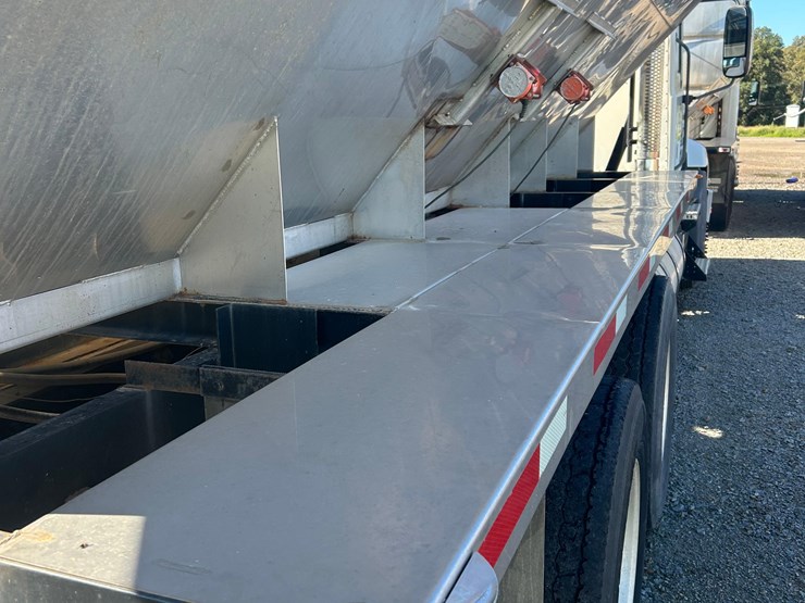 2011-mack-tender-truck-w/adams-rear-discharge-bed-auger-image-39