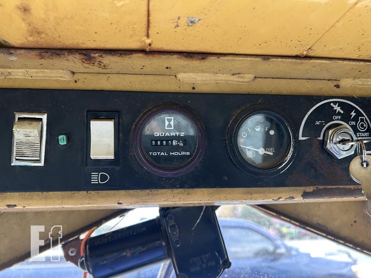 new-holland-l783-image-11