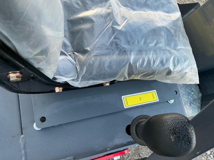 #1250-•-unused-future-ft1000-ride-on-roller-image-21