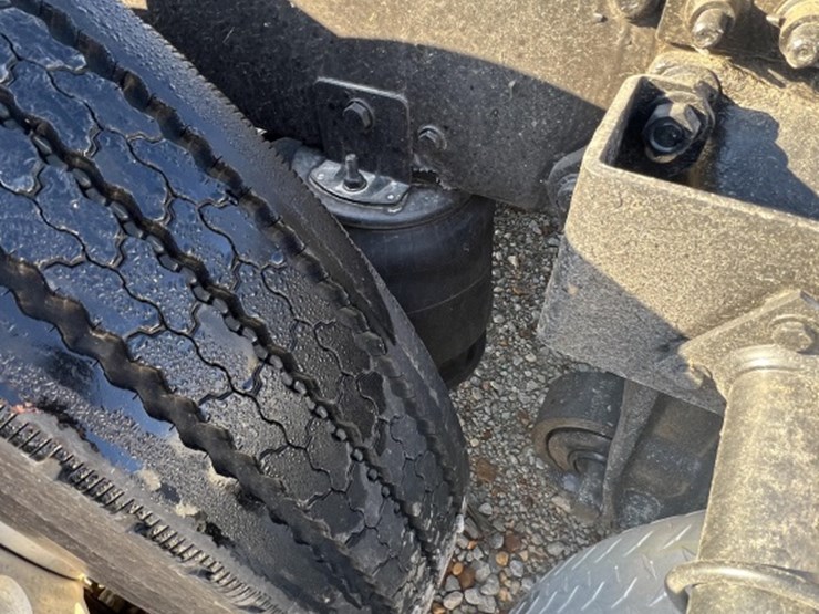 #4766-•-2010-freightliner-cascadia-day-cab-tri-axle-heavy-image-6