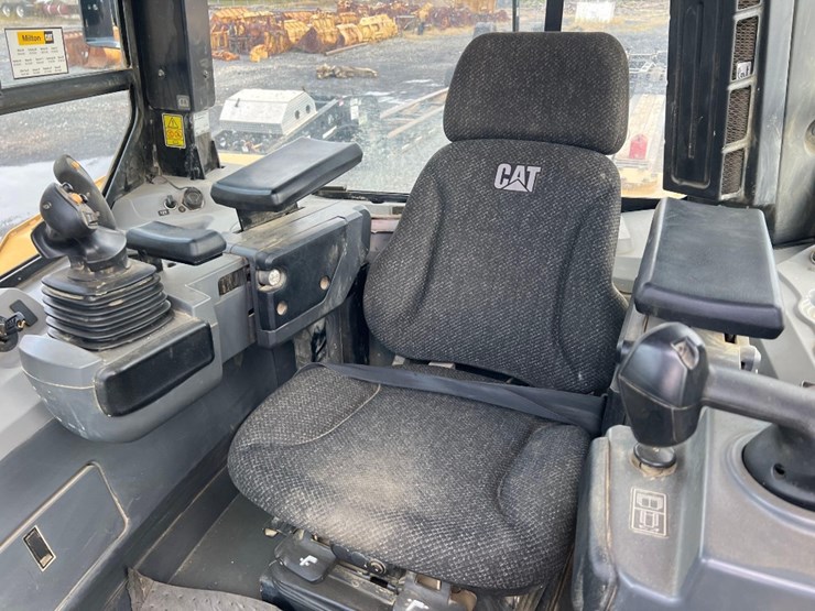 2015-caterpillar-d7e-lgp-image-25