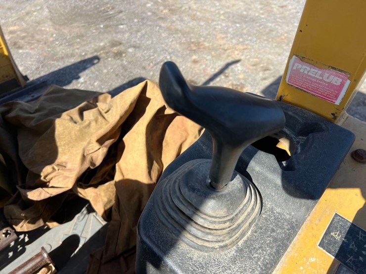 2003-caterpillar-d3g-xl-image-34