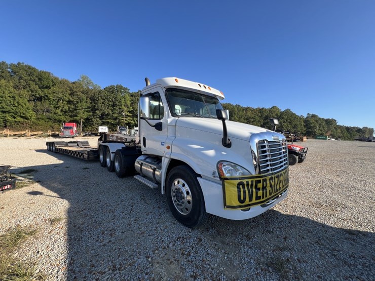 #4766-•-2010-freightliner-cascadia-day-cab-tri-axle-heavy-image-10