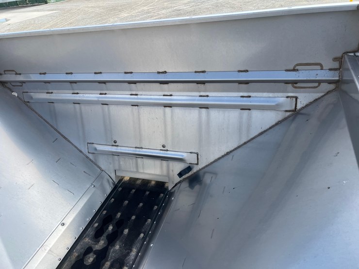 2019-terragator-7300-spinner-truck-image-86