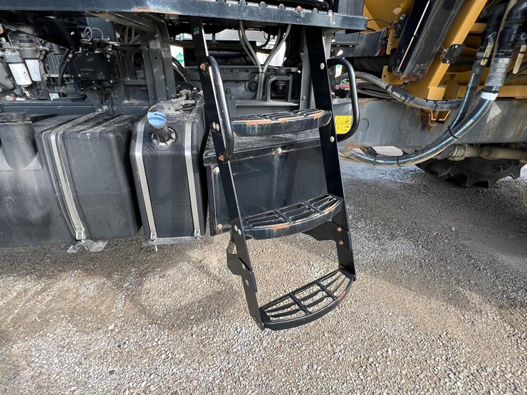 2019-terragator-7300-spinner-truck-image-7