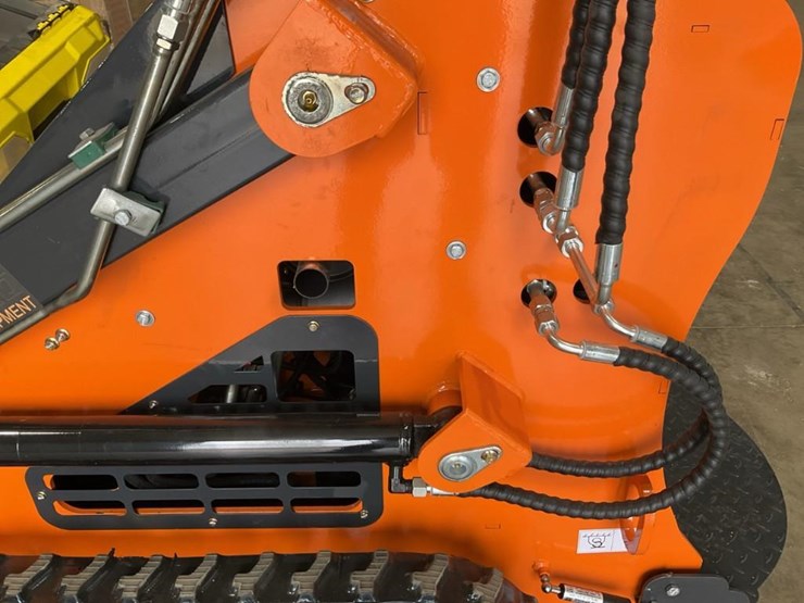 #1003-•-new-land-hero-ldh-t460-mini-track-skid-steer-loader-image-12