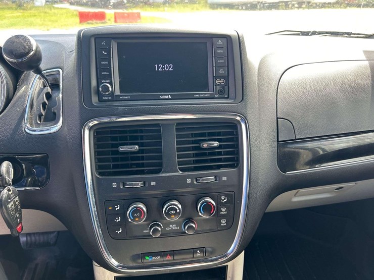 2019-dodge-grand-caravan-sxt-image-15