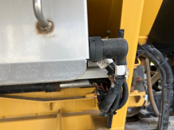 2019-terragator-7300-spinner-truck-image-37