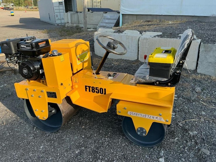 #1251-•-unused-future-ft850-ride-on-roller-image-3