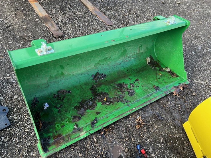 2018-john-deere-2025r-image-37