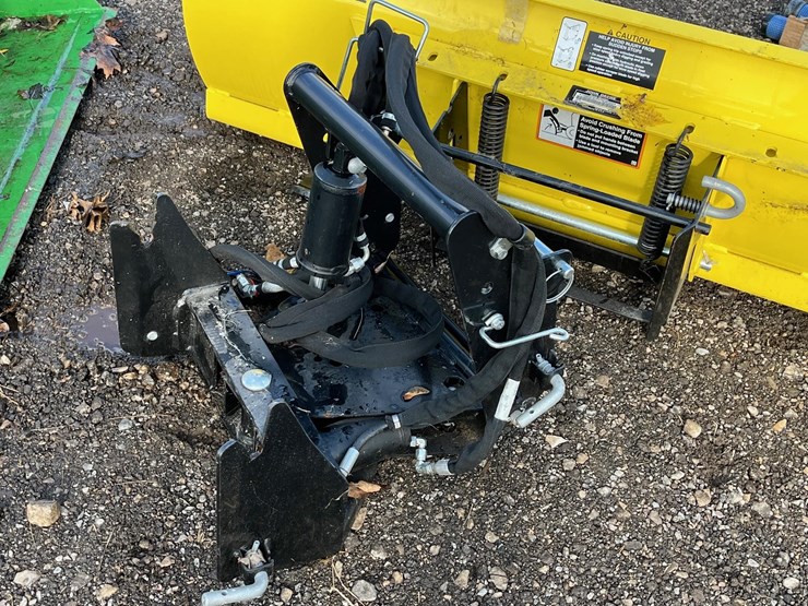 2018-john-deere-2025r-image-35