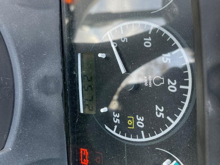 2018-john-deere-1025r-image-41