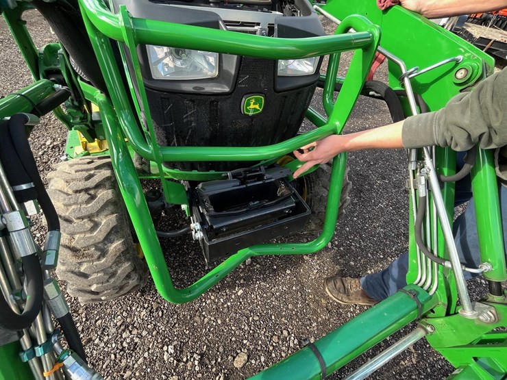 2018-john-deere-2025r-image-41