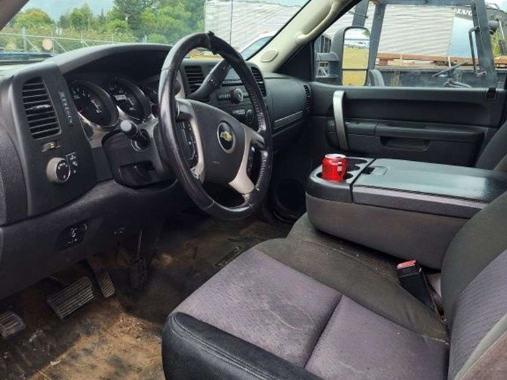 2012-chevrolet-3500-image-10